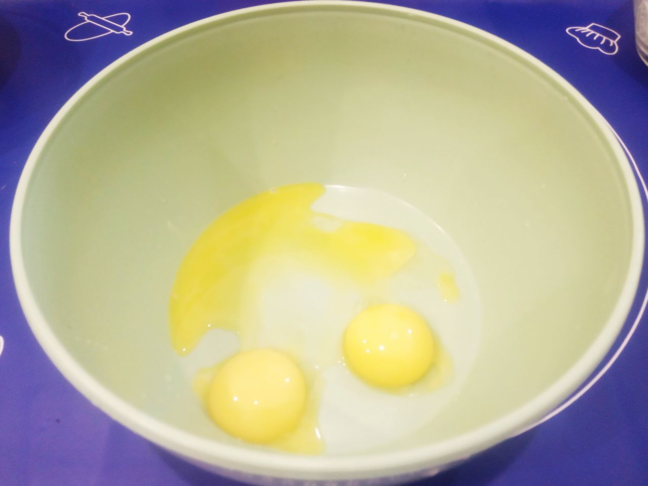Домашние пряники в глазури, мягкие и вкусные: Разделяем яйца на желтки и белки в разные емкости.
