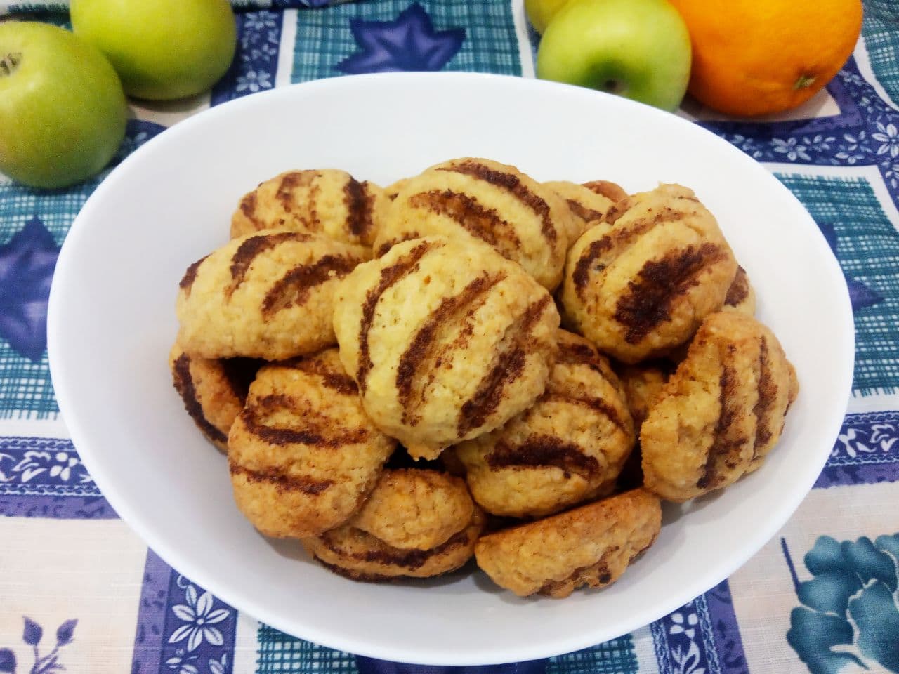 Печенье на растительном масле и вареных желтках с изюмом