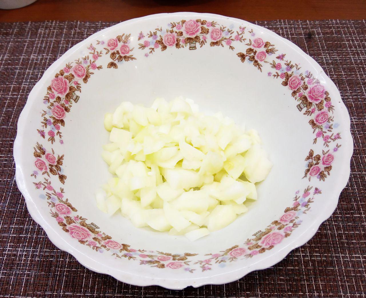 Суп с мясными фрикадельками, просто и вкусно: Вторую луковицу мелко нарезаем и поджариваем на растительном жире вместе с морковью.