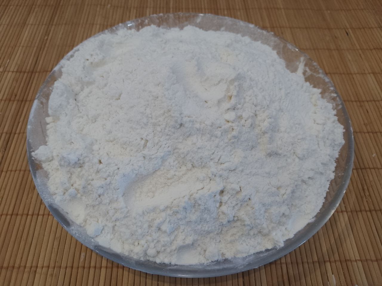Рогалики из сдобного дрожжевого теста, с начинкой из вареного сгущенного молока: Муку просеиваем через сито, смешиваем с солью и частями добавляем в тесто.