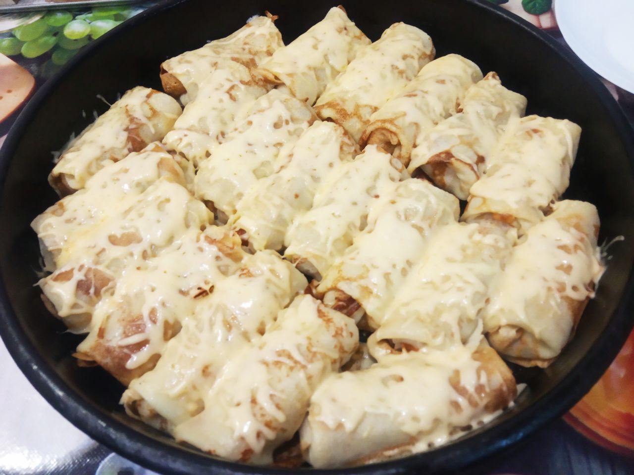 Блинчики с мясом и сыром, запеченные в духовке: Достаем блинчики из духовки, посыпаем зеленью и подаем к столу с соусом, кетчупом или по своему усмотрению.