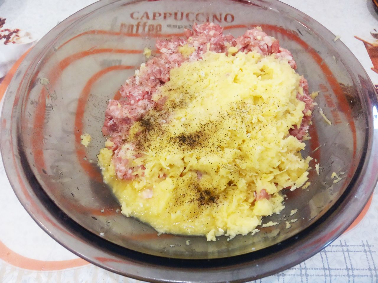 Мясные гнёзда с грибной начинкой, перцем и сыром: Соединяем фарш, лук, чеснок, картофель, добавляем соль и перец по вкусу. Котлетную массу тщательно