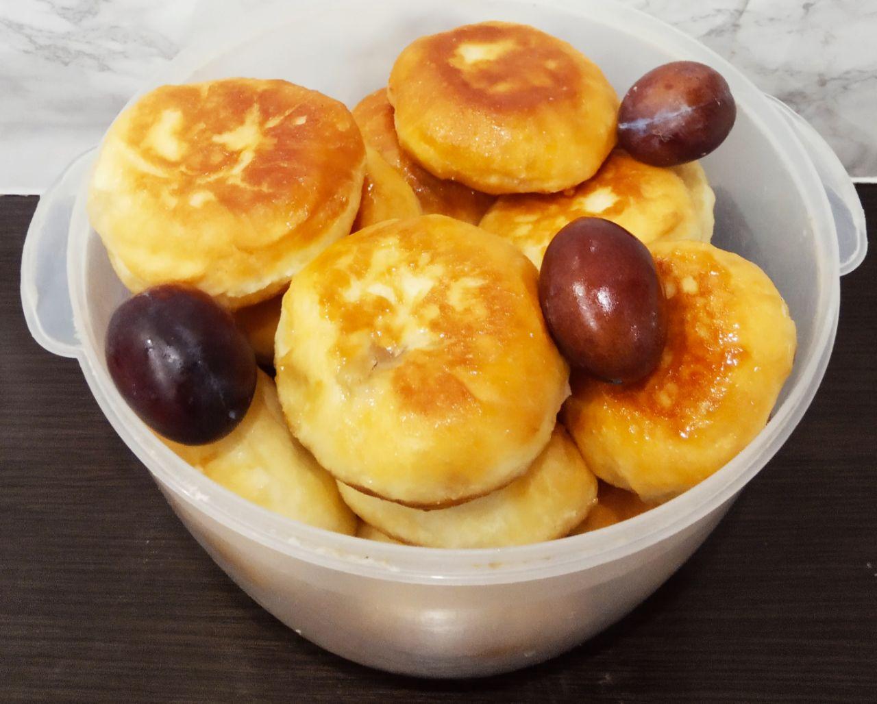 Вкусные жареные пирожки из дрожжевого теста со сливами: Готовые пирожки выкладываем на бумажную салфетку, чтобы удалился остаток жира.Затем пирожки укладываем на