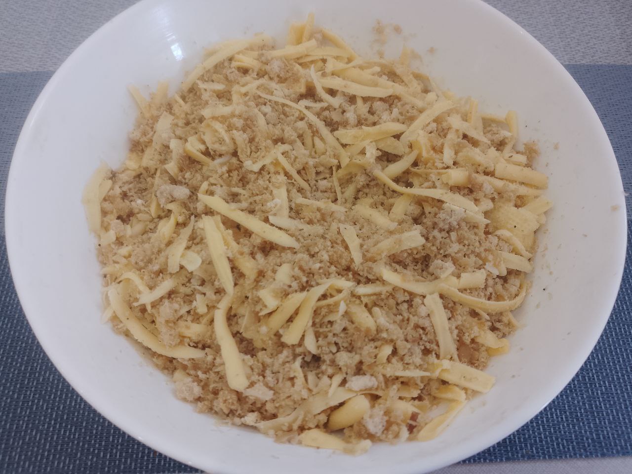 Блинчики с начинкой из куриного мяса и сыра, вкусные и сытные: Начинку солим, перчим и посыпаем молотым чесноком, перемешиваем. Можно добавить измельченный зеленый лук.
