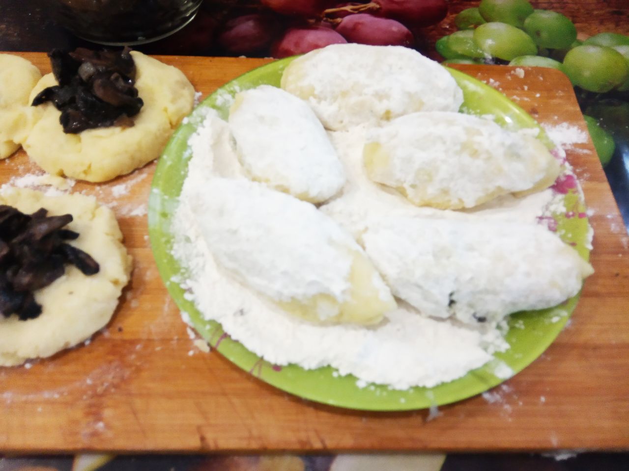 Картофельные зразы с начинкой из шампиньонов и лука: На середину лепешки кладем грибную начинку, соединяем плотно края, придавая форму пирожка.