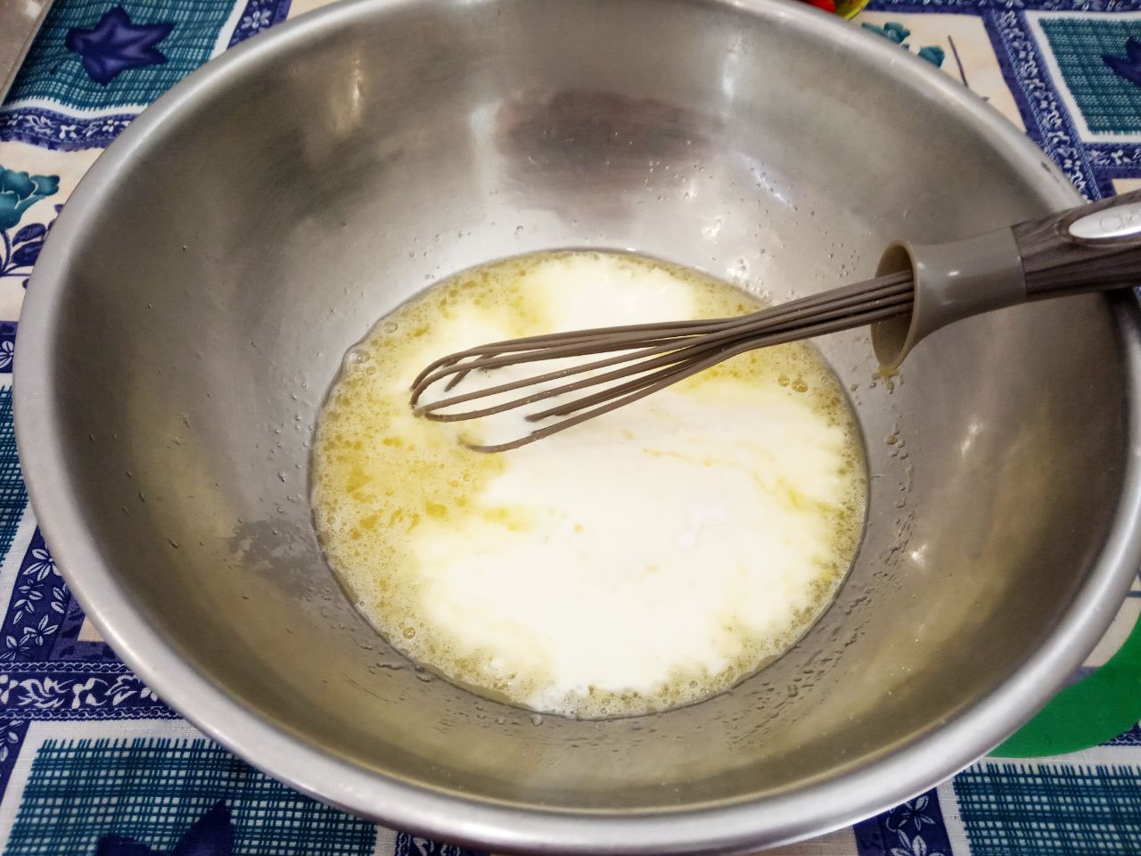 Пирожки с клубникой, из бездрожжевого теста, воздушные и рассыпчатые: Добавляем в яичную смесь и перемешиваем.