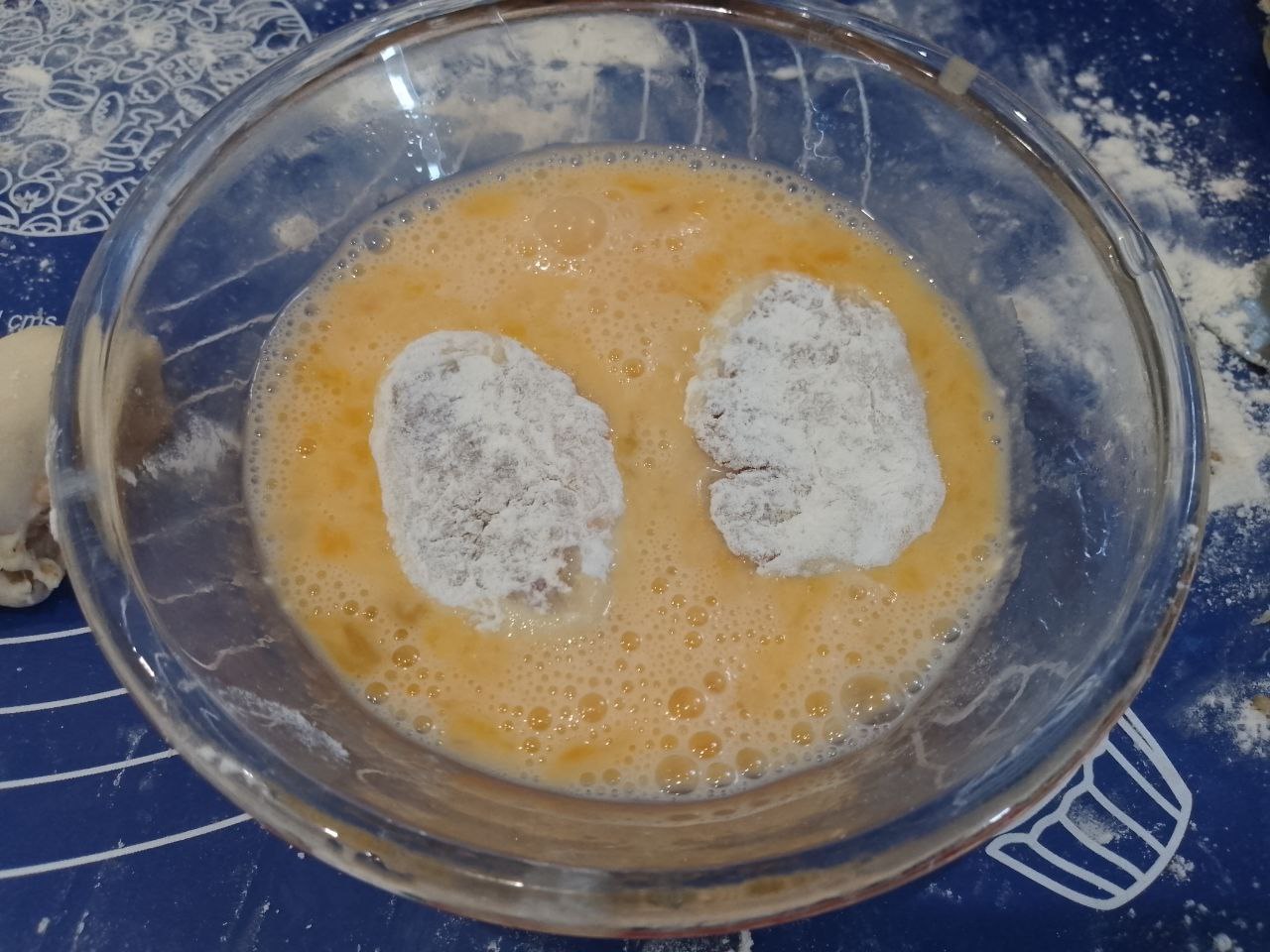 Вкусная мясная закуска в тесте и кляре, на сковороде: Полоски обваливаем сначала в муке потом окунаем в яйца.
