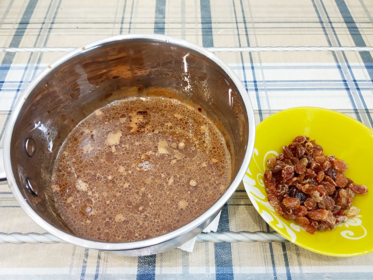 Кофейное печенье с изюмом на растительном масле, мягкое и воздушное: Добавляем растительное масло без запаха, взбитые яйца, изюм и размешиваем.