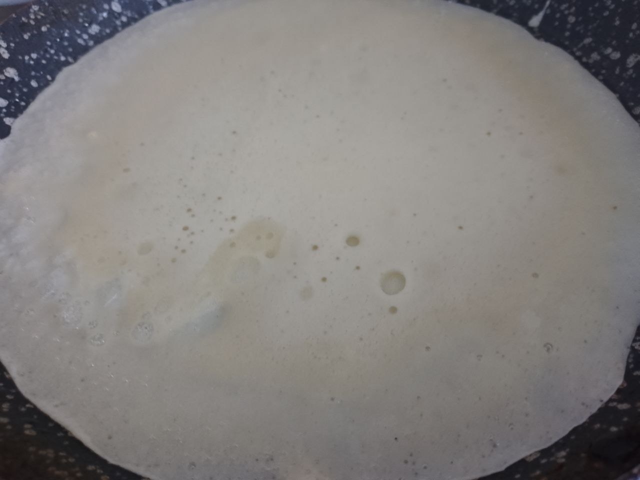 Блины со сливочным маслом, сахаром и ягодами: Сковороду разогреваем и смазываем растительным или сливочным маслом.Наливаем тонкий слой теста и выпекаем до