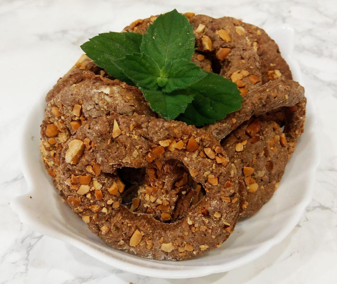 Шоколадное печенье на манной крупе с орехами, рассыпчатое и аппетитное