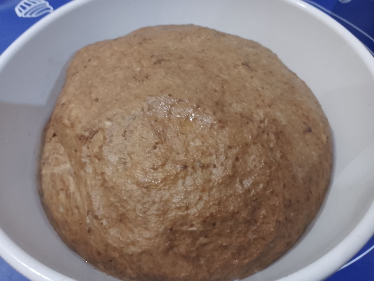 Булочки из слоеного теста с корицей и изюмом: Тесто хорошо вымешиваем, накрываем и ставим в теплое место для подъема.