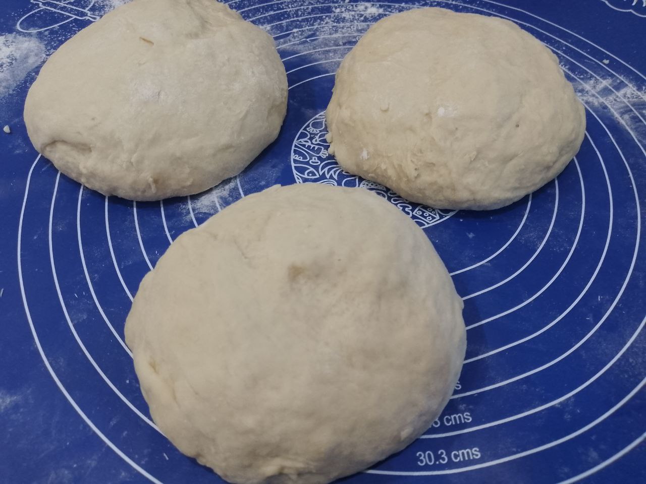 Булочки из слоеного теста с корицей и изюмом: Тесто разделяем на три части.