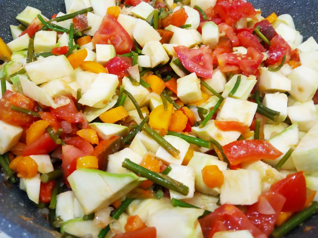 Тушеные патиссоны с овощами, полезные и вкусные: Выкладываем кубики патиссонов, солим и перчим по вкусу, перемешиваем.