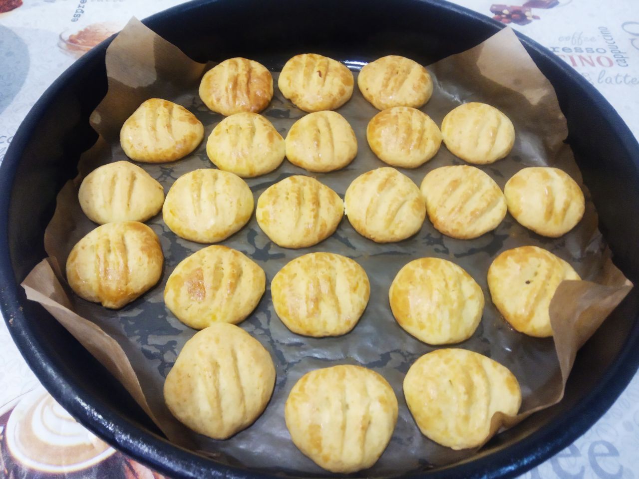 Мандариновое печенье на растительном масле, мягкое и рассыпчатое: Духовку разогреваем до 180 С и ставим противень с печеньем для выпекания. Печенье выпекаем около 15-20 минут.