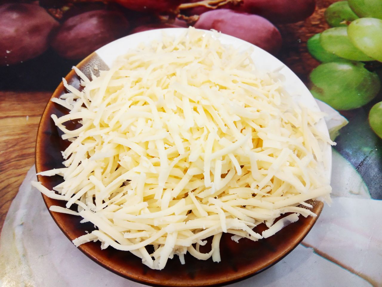 Вкусный и аппетитный завтрак из омлета, чесночных стрелок и сыра: Твердый сыр натираем на терке.