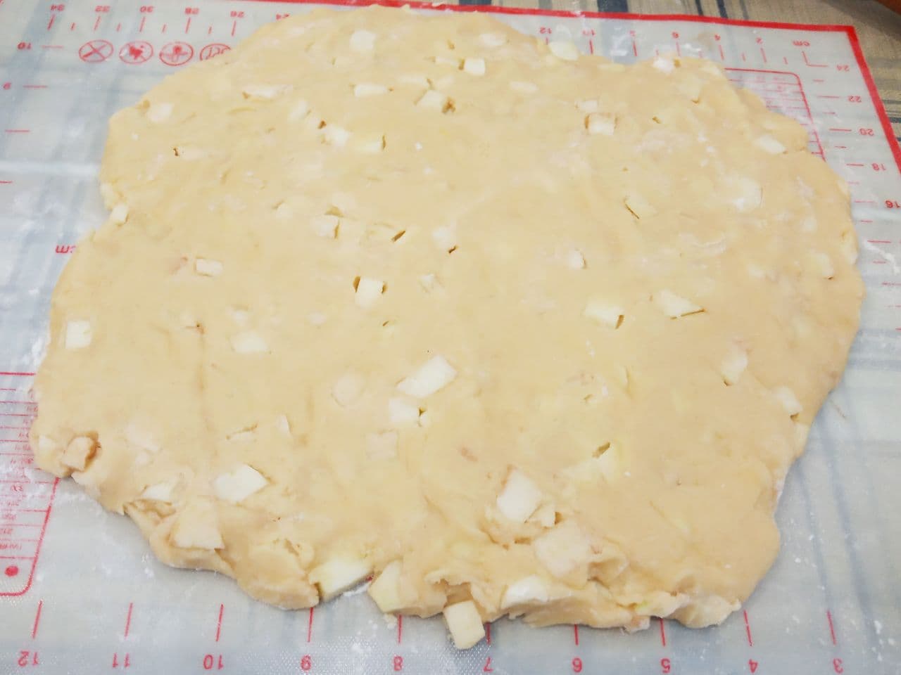 Рассыпчатое печенье с яблоками из небольшого количества ингредиентов: Тесто раскатываем листом толщиной до 5 мм.