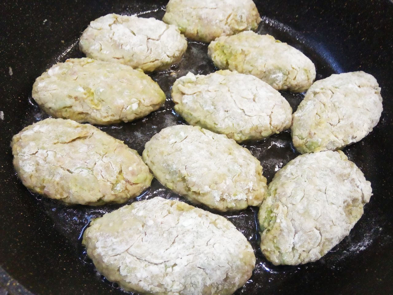 Котлеты гороховые с мясом, сочные и нежные: Сковороду разогреваем с растительным маслом и укладываем котлеты.