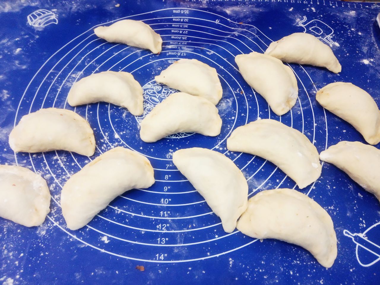 Пирожки с фасолевой начинкой в чесночной заливке, просто и вкусно: Колобки раскатываем и на середину кладем начинку, края соединяем и формируем пирожки.