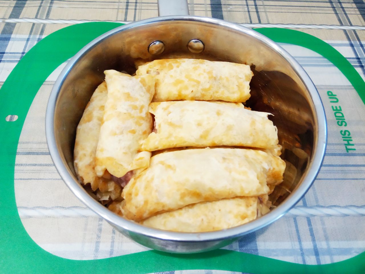 Аппетитные сырные блинчики с мясной начинкой: Блинчики складываем в сковородку или кастрюльку с двойным дном. Дно смазываем сливочным маслом или я кладу