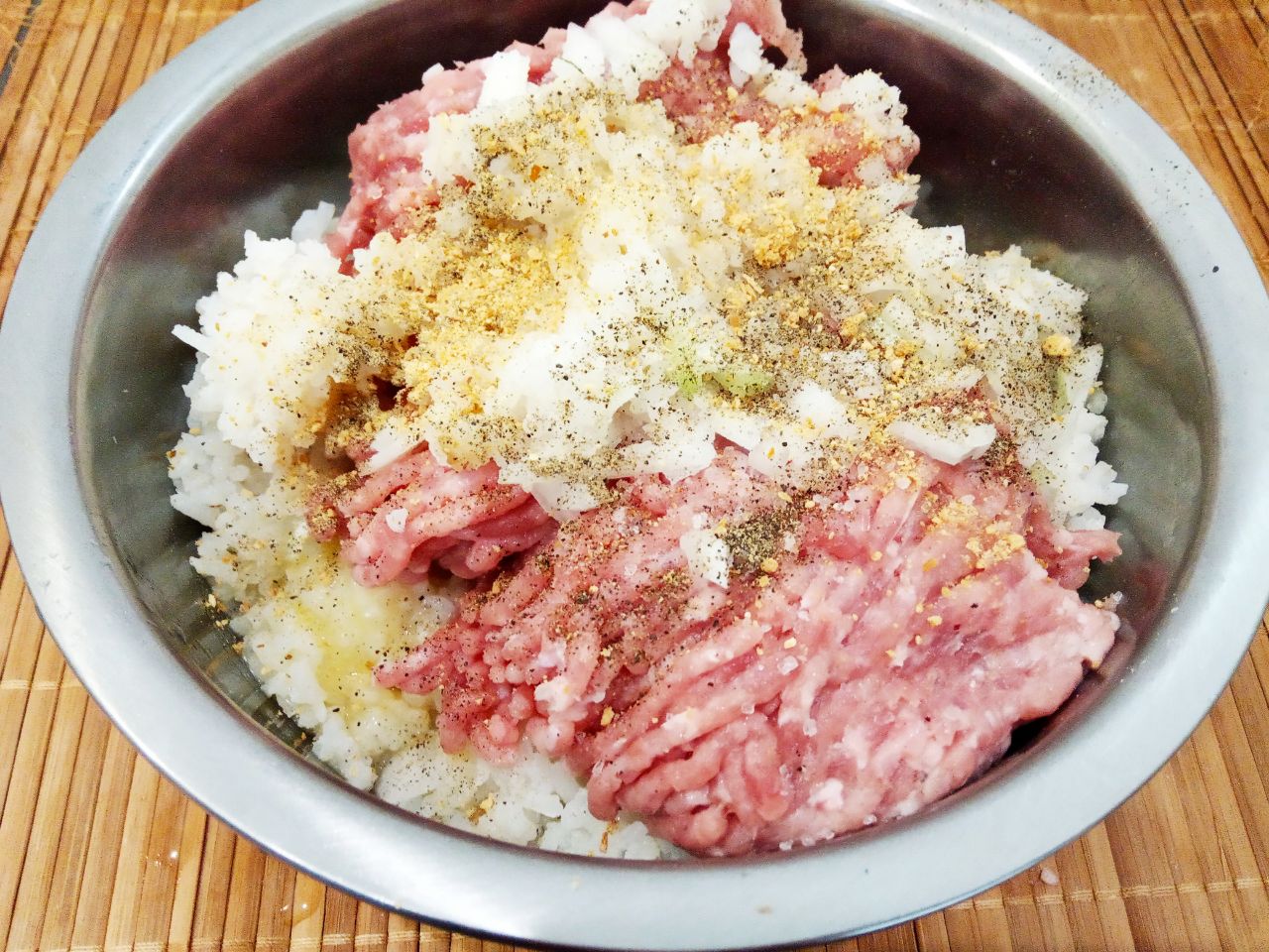 Патиссоны запеченные с фаршем, рисом и сыром: Фарш соединяем с рисом, добавляем лук, яйцо, сухой чеснок, соль и перец по вкусу. Начинку тщательно