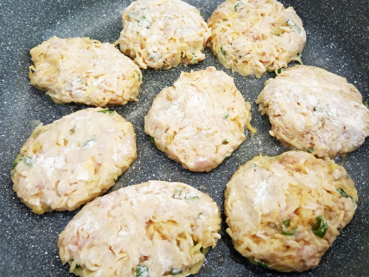 Котлеты из тертого картофеля, фарша и зеленого лука, вкусно и сытно: Сковороду разогреваем с растительным маслом, кладем котлеты и накрываем крышкой.
