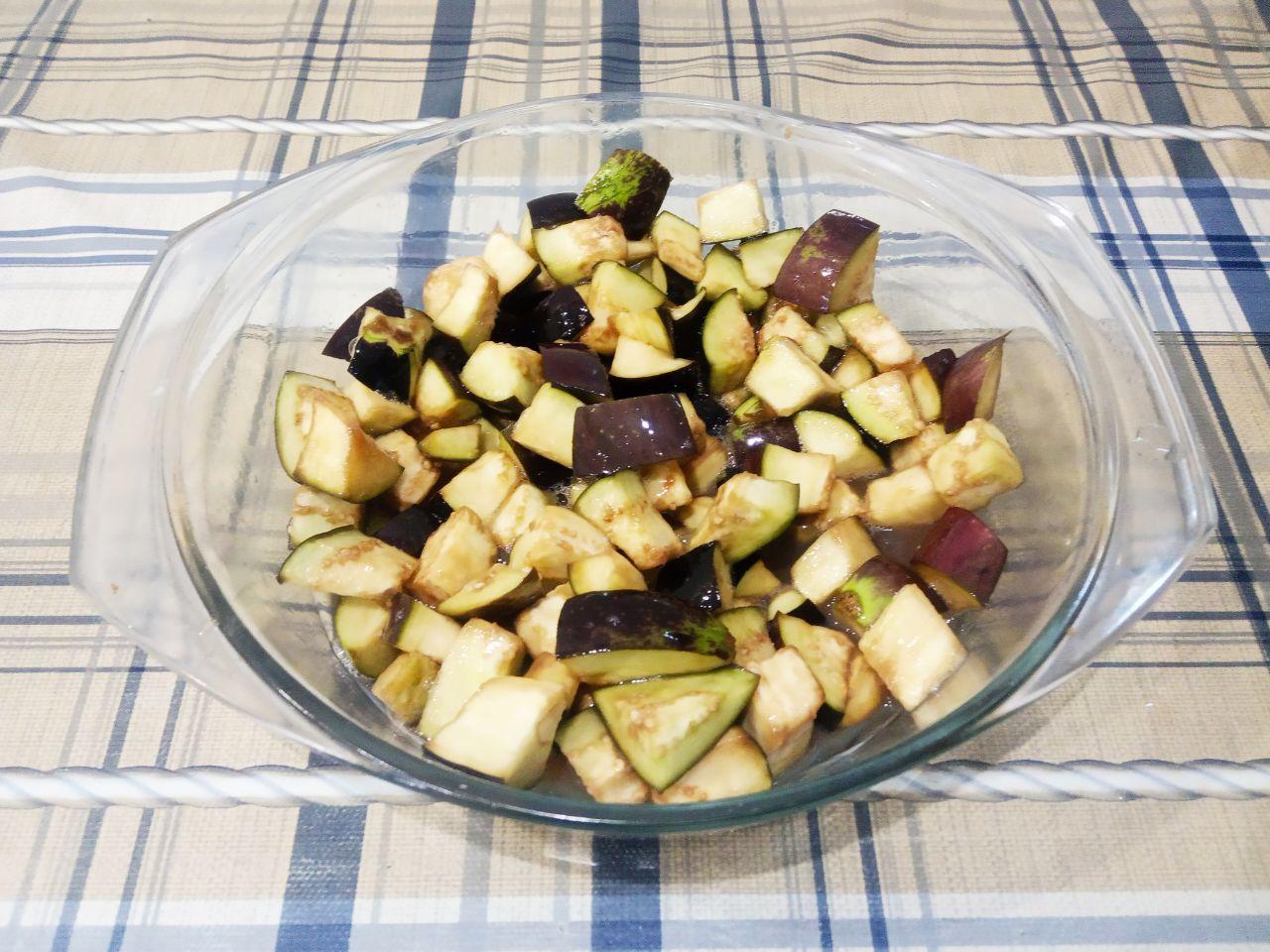 Жареные баклажаны с луком, напоминают вкус грибов: Яйцо разбиваем в чашу и взбиваем.3. Баклажаны складываем в чашу солим, заливаем взбитым яйцом, перемешиваем,