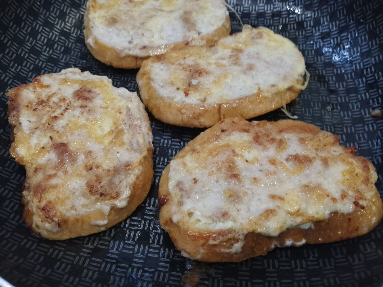Бутерброды с сыром и фаршем, в кляре, на сковороде: Переворачиваем на другую сторону и обжариваем с другой стороны.