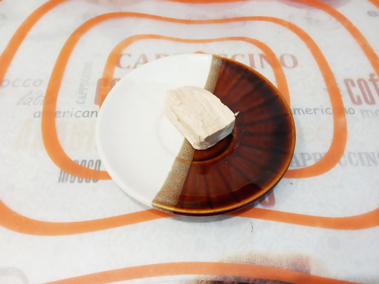 Блины из дрожжевого теста с добавлением бананов, мягкие и нежные: Молоко подогреваем и разводим в нем свежие измельченные дрожжи.