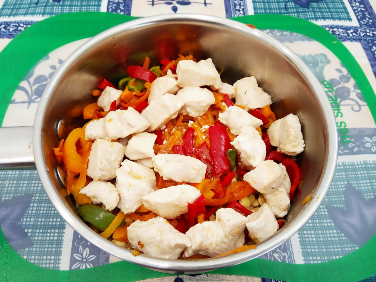 Чечевица тушеная с овощами, полезно и вкусно: Обжаренные овощи и филе складываем в сотейник, кладем лавровый лист.