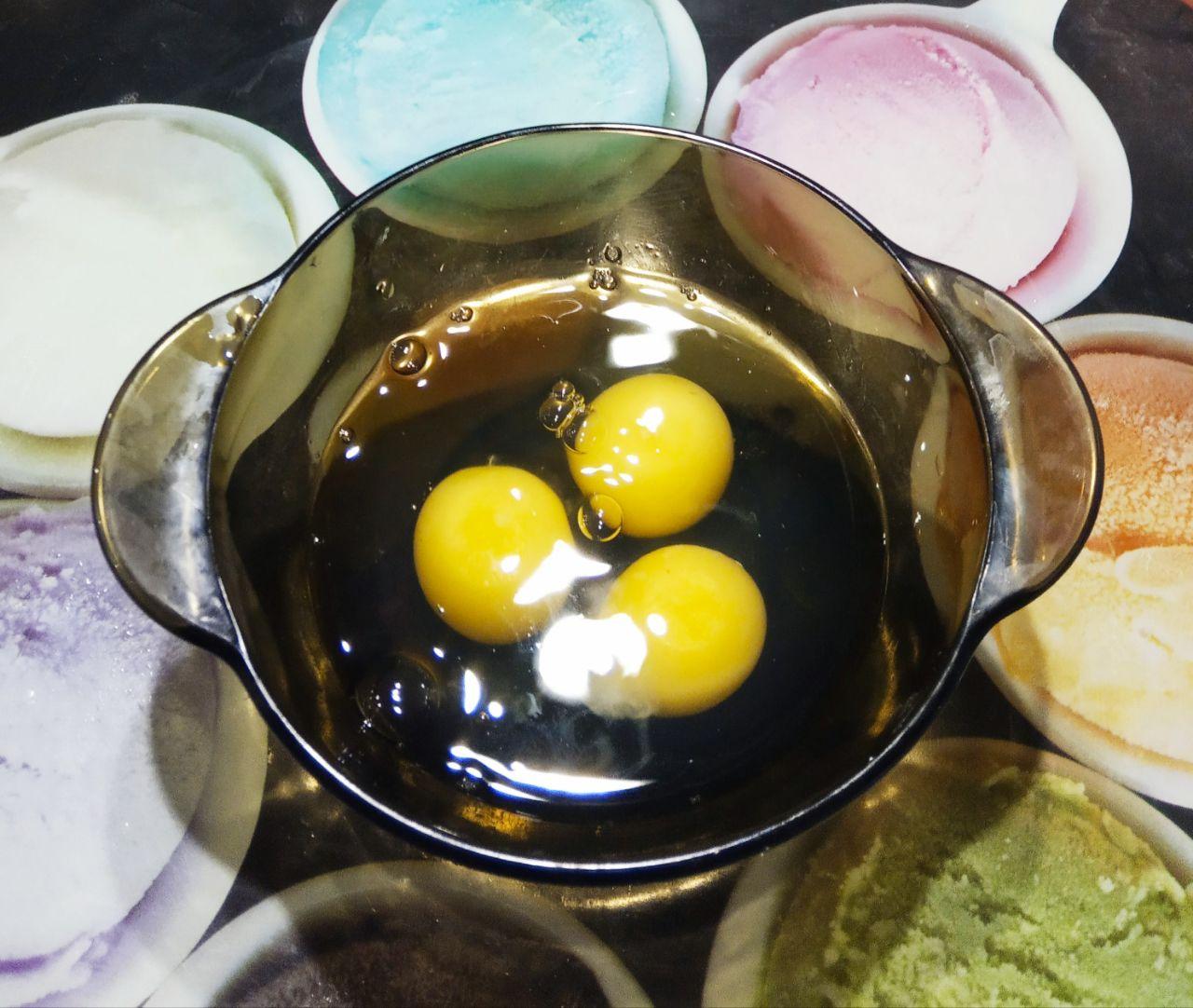 Коврижка: В чашу разбиваем яйца, всыпаем сахар и взбиваем миксером.
