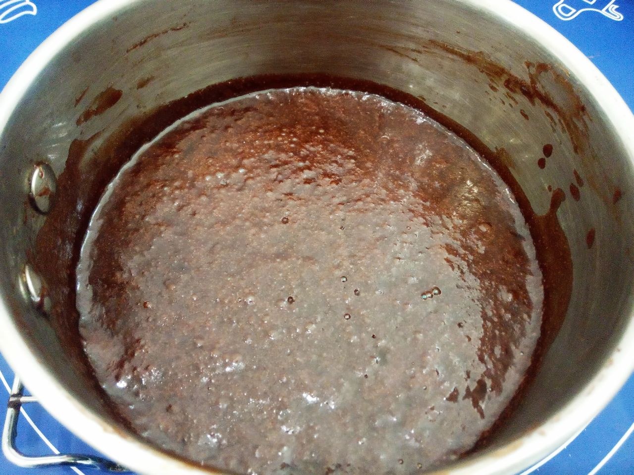 Шоколадные кексы к чаю, просто вкусно: Сотейник ставим на огонь, доводим до кипения, мешаем и кипятим пару минут. Смесь охлаждаем до теплого