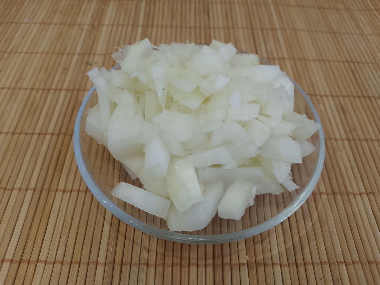Пшеничная каша с мясом, просто и вкусно: Лук очищаем, промываем, мелко нарезаем и обжариваем на сливочном масле до золотистого цвета.