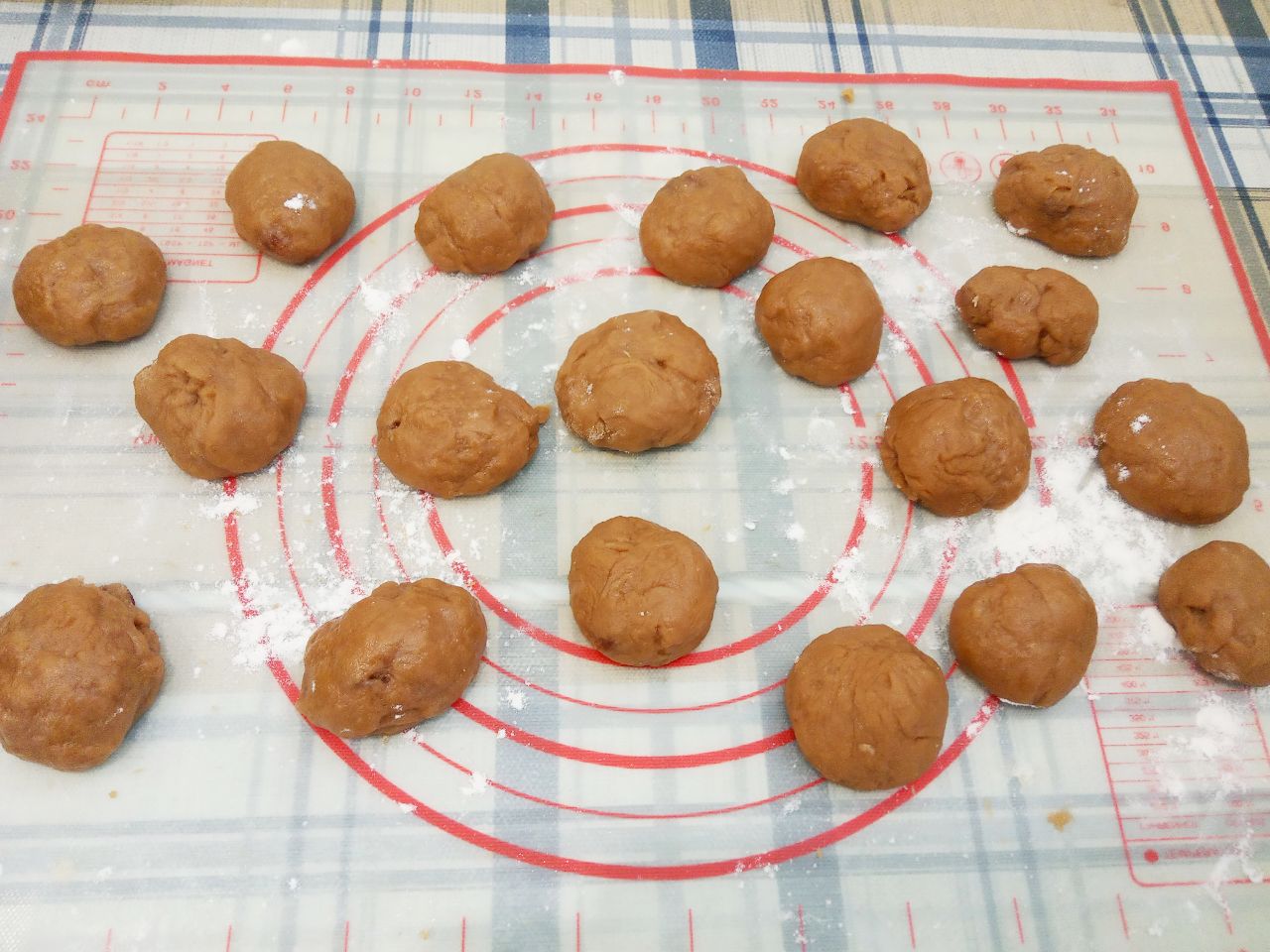 Кофейное печенье с изюмом на растительном масле, мягкое и воздушное: Тесто разделяем на небольшие шарики и укладываем на противень застланный пергаментом.