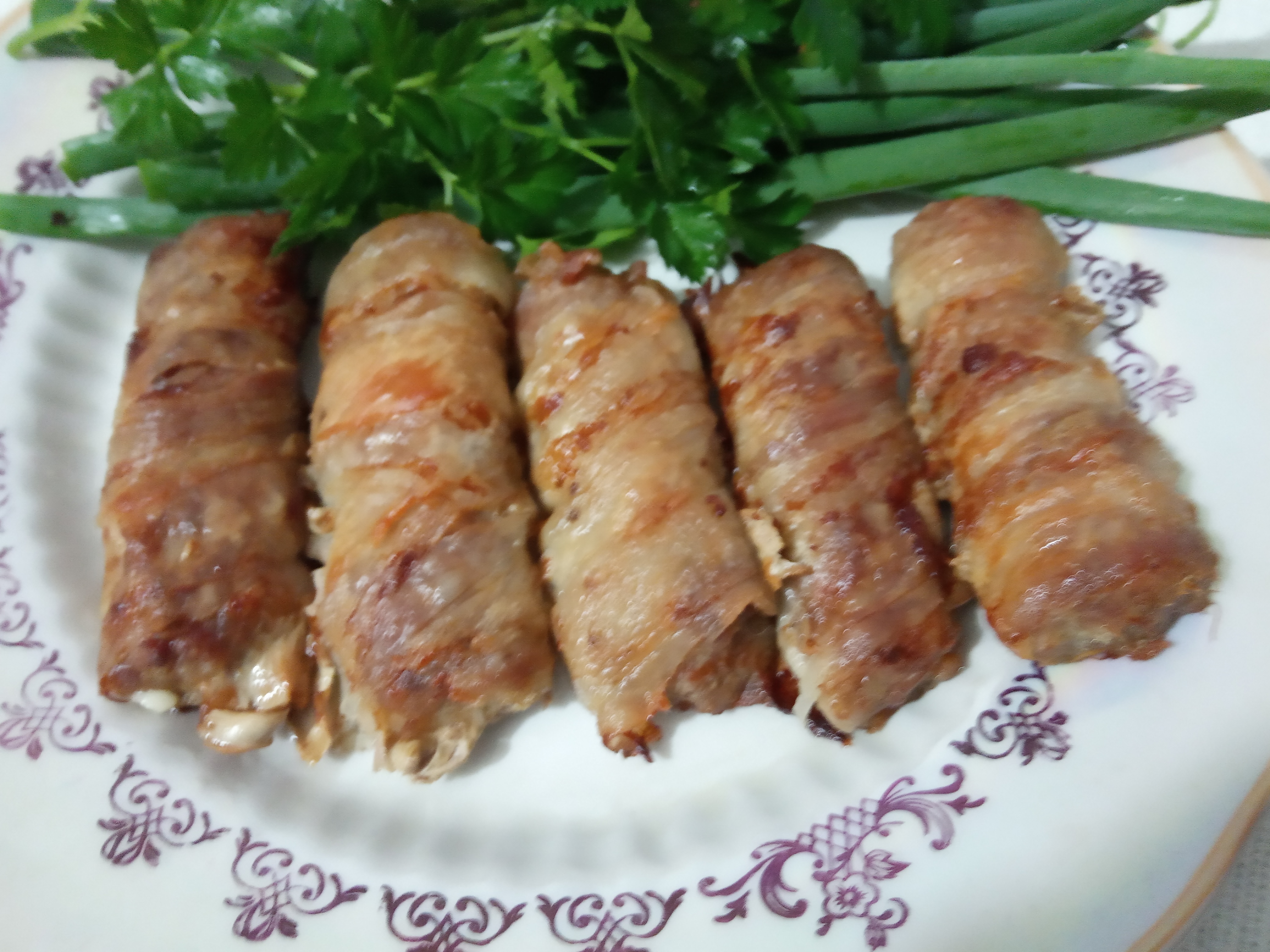 Свиные рулетики, сочные и вкусные: Подаем рулетики с горчицей или острым соусом.