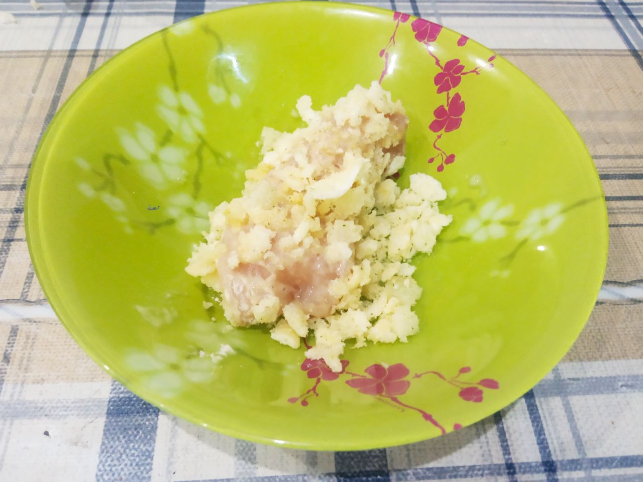 Запеченные куриные полоски в кляре и чипсах, нежные и сочные: Чипсы мелко измельчаем и обсыпаем полоски в кляре.