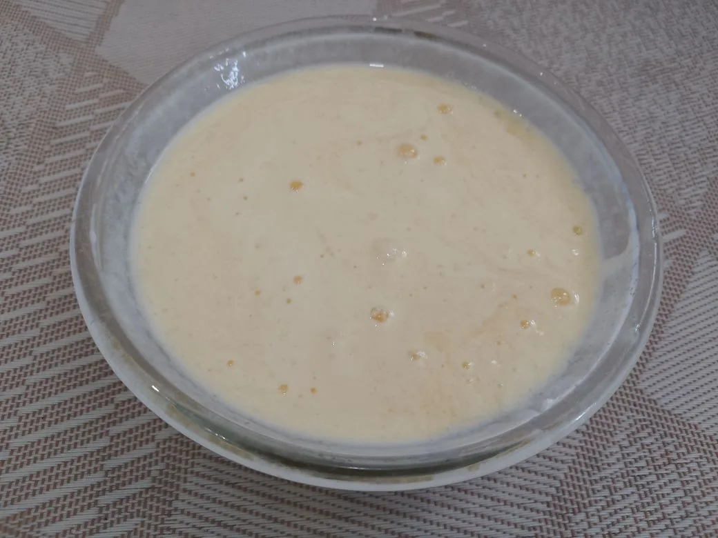 Песочное и рассыпчатое печенье, с начинкой из творога и изюма: Добавляем сахар, ванилин по вкусу и сахар, взбиваем венчиком.