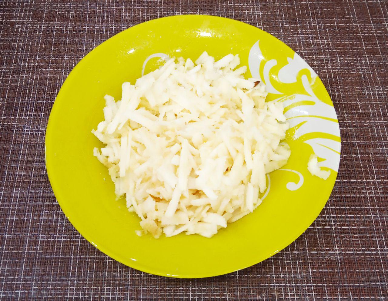 Пирог яблочный, нежный и ароматный: Яблоки промываем, просушиваем, очищаем кожуру и натираем на крупной терке. Добавляем к натертым яблокам