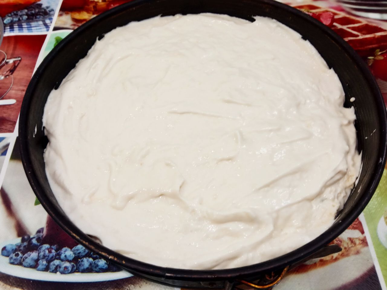 Пирог из бисквитного теста со сливами, просто и вкусно: Выкладываем тесто и разравниваем.