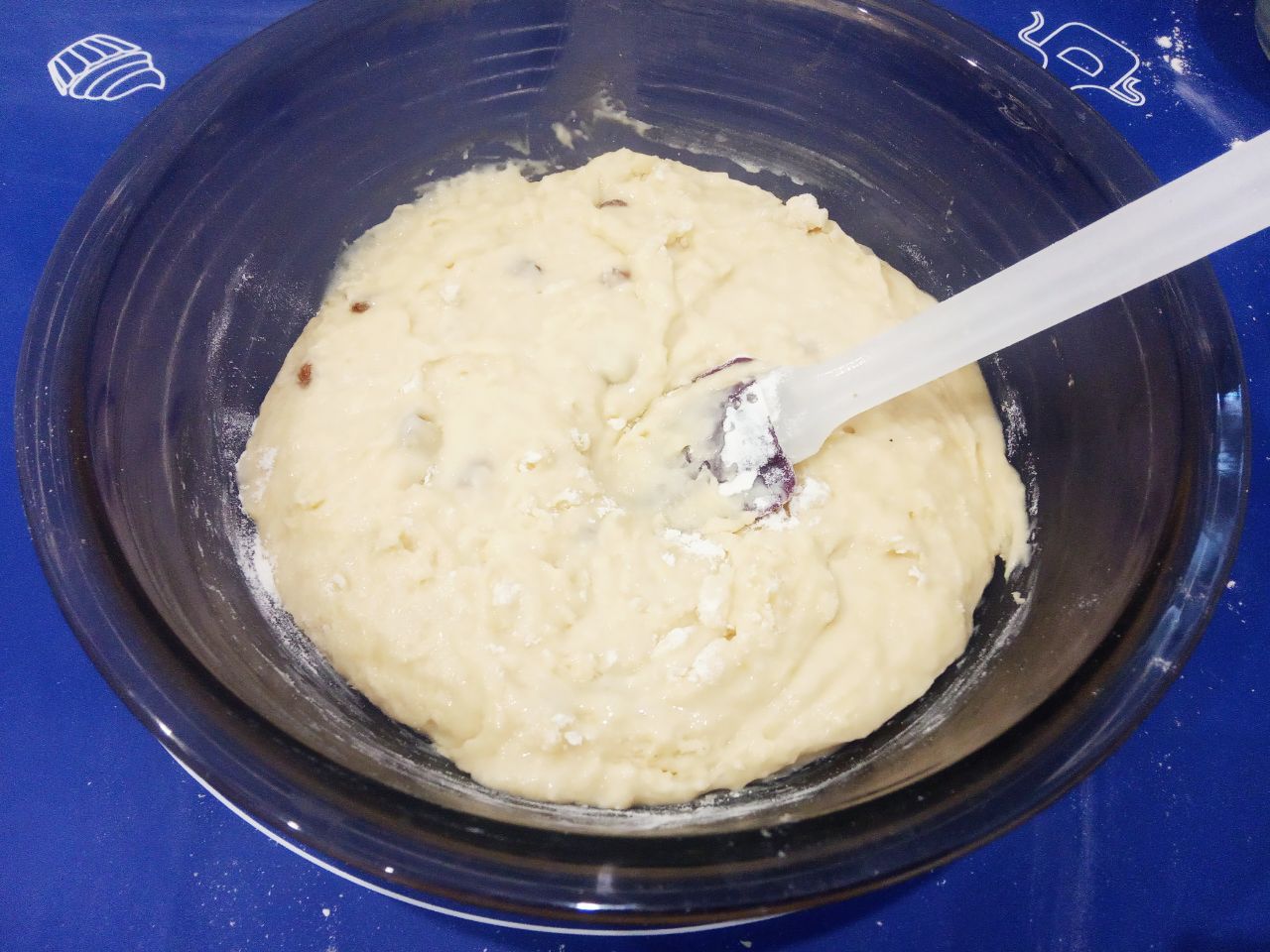 Простой рецепт пряников на кефире с изюмом, просто и вкусно: Муку просеиваем через сито и большую часть добавляем в смесь, размешиваем лопаткой.