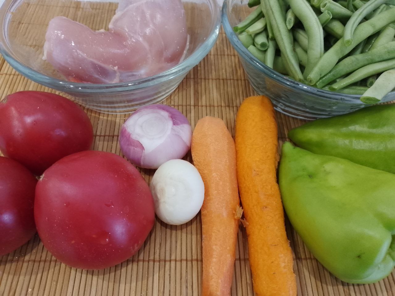 Тушеная спаржевая фасоль с овощами и куриным мясом