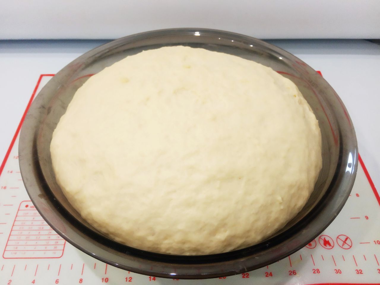 Сахарные булочки к чаю, просто и вкусно: Тесто накрываем и ставим в теплое место для подъема.