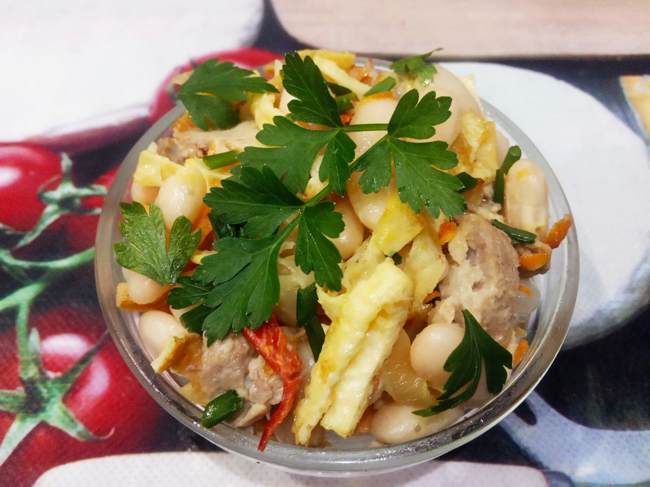 Салат из фасоли с мясом, овощами и яйцами: Добавляем по вкусу майонез, перемешиваем и посыпаем зеленью.