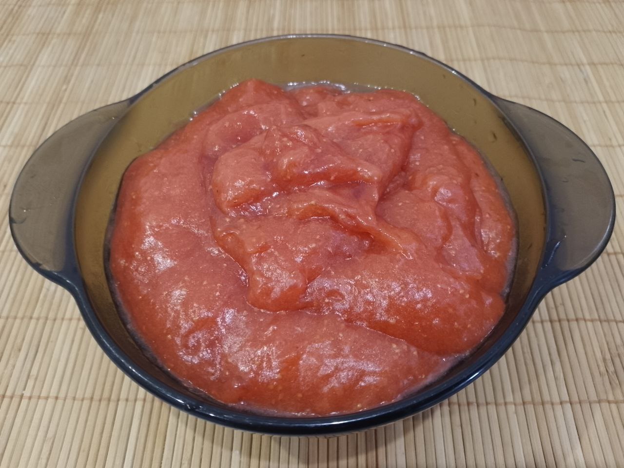 Пирог песочный с заварным кремом  и клубничным кремом: Ставим ягодную смесь на огонь, доводим до кипения и на медленном огне варим до загустения.
