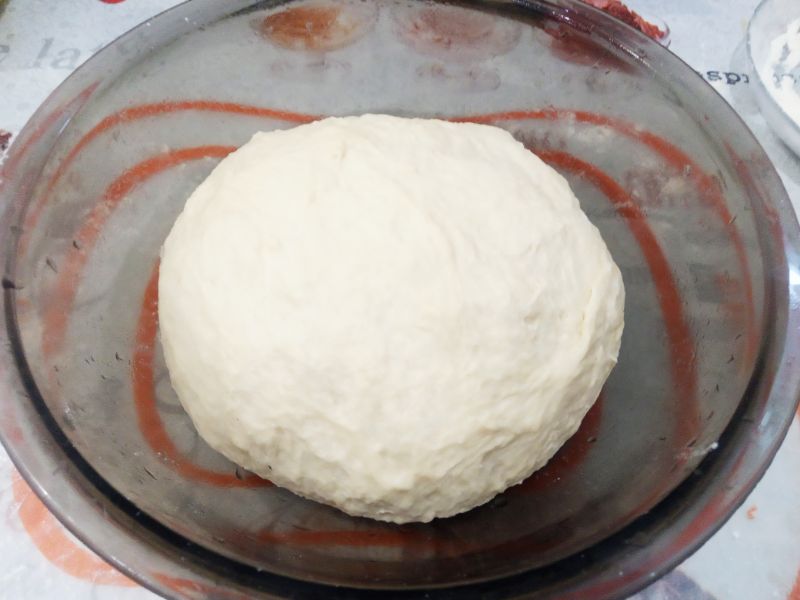 Домашние батоны с кунжутом на сыворотке, просто и вкусно: Добавляем остальную муку и хорошо вымешиваем тесто, пока не станет прилипать к рукам. Руки смазываем
