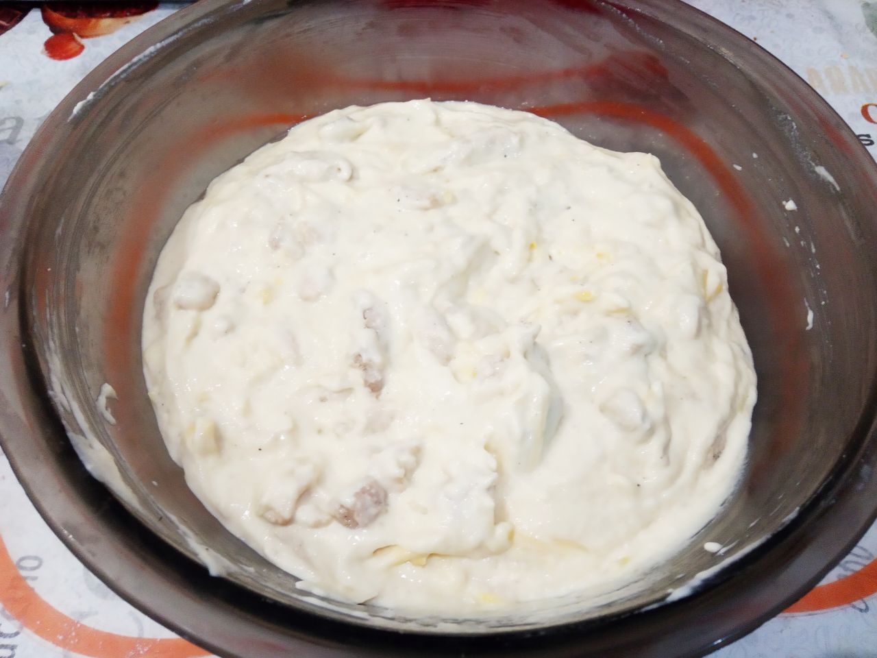 Заливной мясной пирог на кефире с сыром, вкусный и аппетитный: Выкладываем обжаренные кусочки филе в тесто и размешиваем, тесто должно получится густоты сметаны.