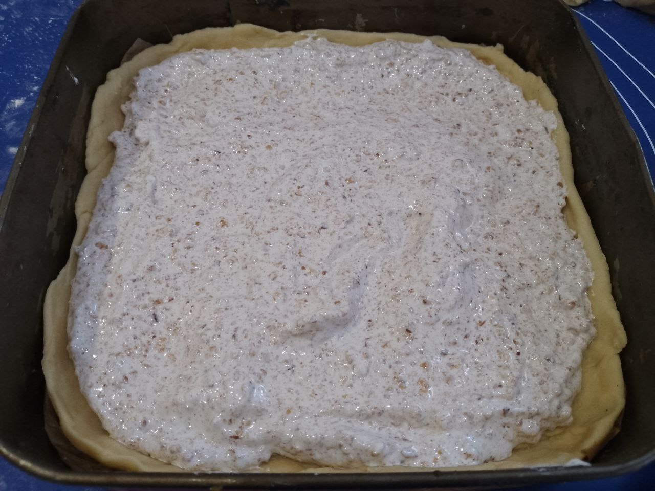 Пирог песочный трехслойный с начинкой из кураги, лимона и орехов: Выкладываем равномерно белково ореховую начинку и накрываем листом теста, тщательно закрепляем края.
