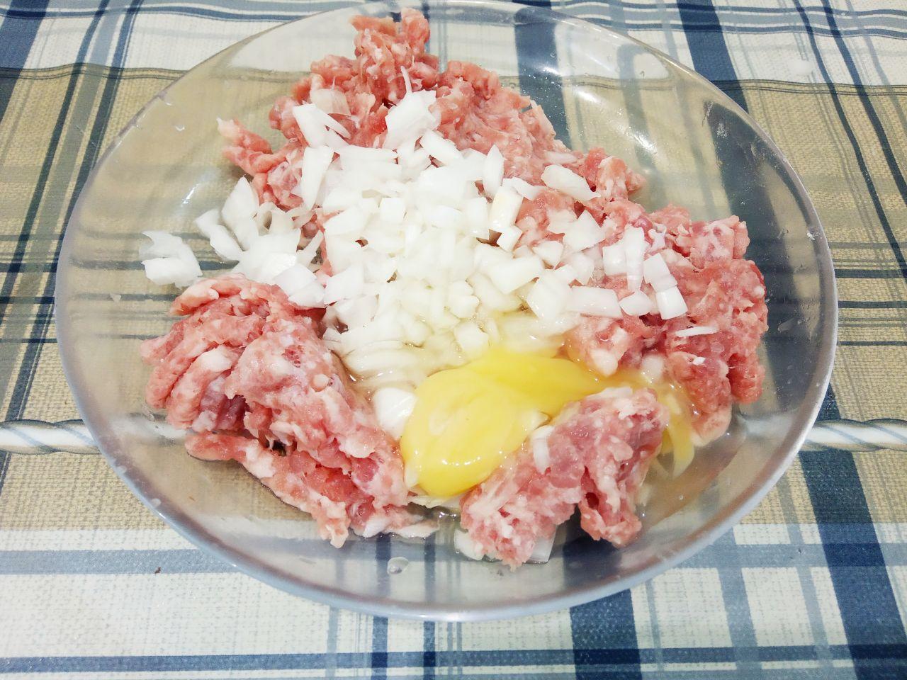 Вкусная закуска из кабачков с фаршем и сыром: Фарш солим и перчим по вкусу и соединяем с луком и яйцом.