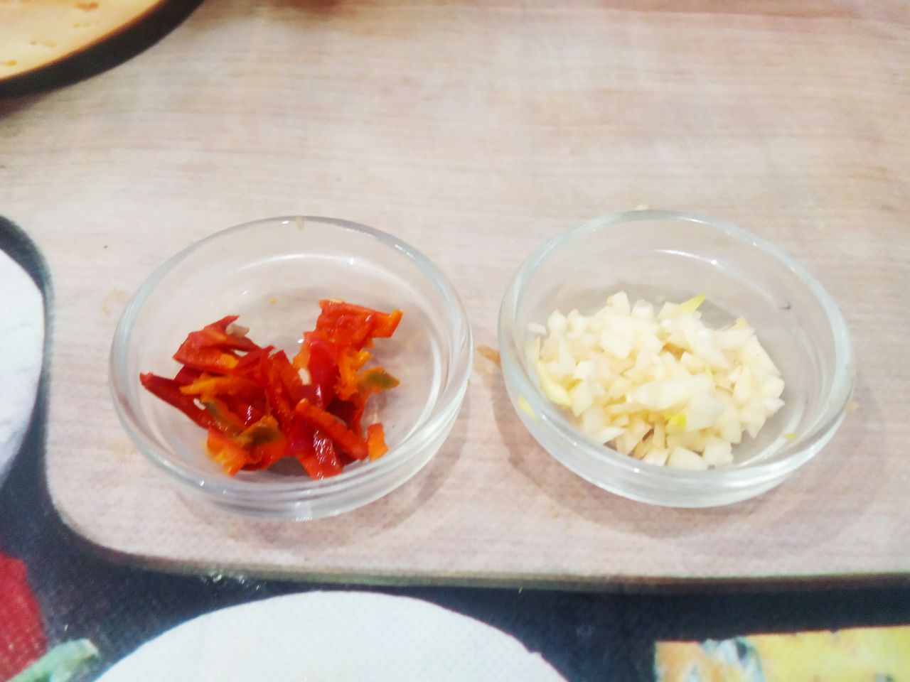 Салат из фасоли с мясом, овощами и яйцами: Перец горький очищаем от семян, промываем и нарезаем тонкой соломкой. Перец добавляем по своему вкусу.