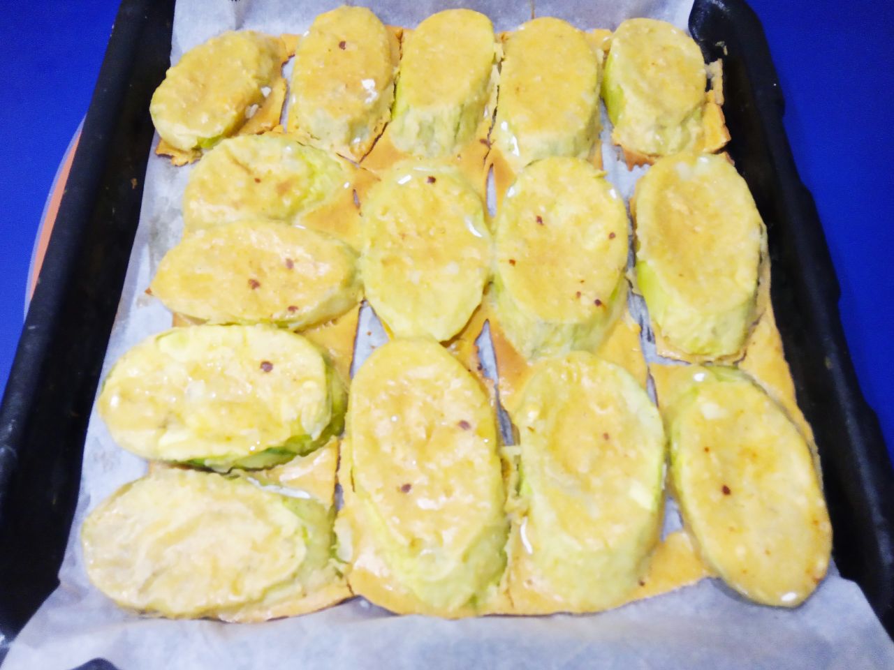 Запеченные кабачки в кляре, с сыром и помидорами: Достаем кабачки из духовки, выкладываем ряд измельченных помидор.