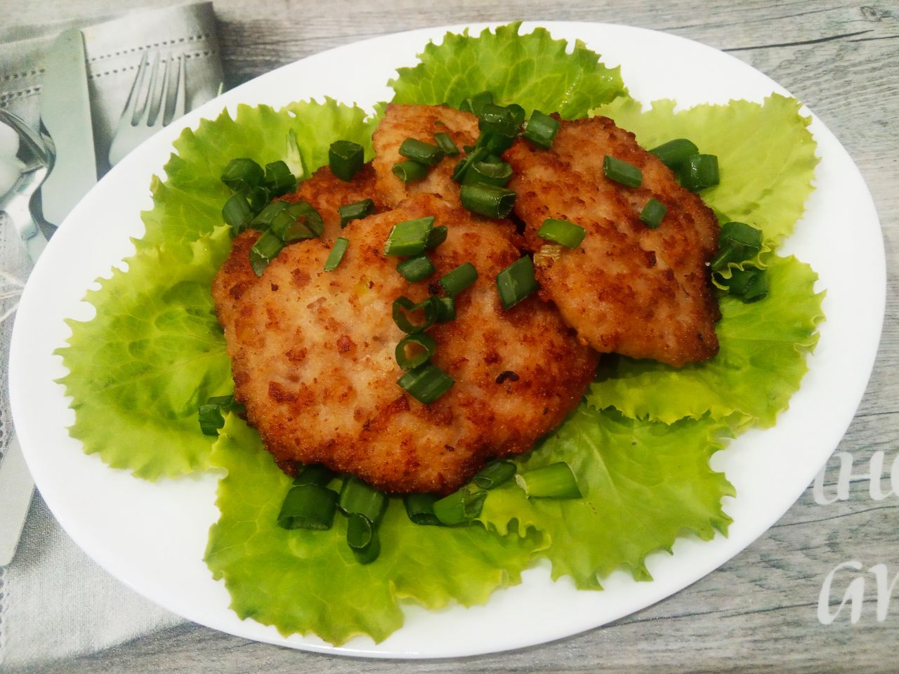 Простой рецепт мясных оладий с манной крупой и без яиц